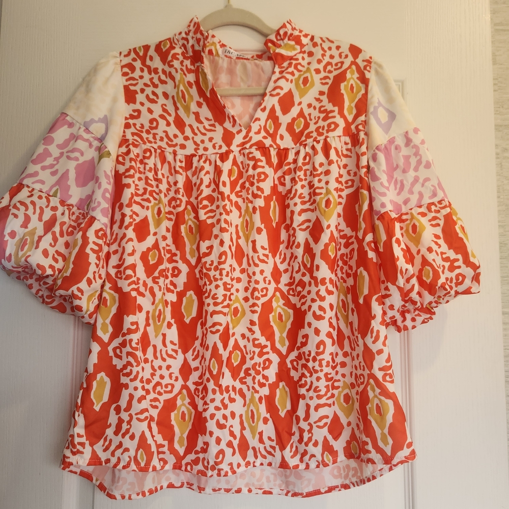 T&C Apparel Coral and White Printed V-Neck Puff Sleeve Blouse M Euc